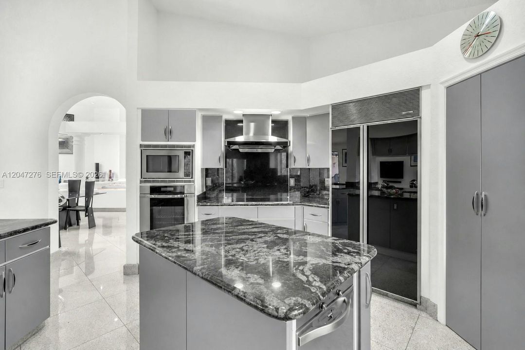 For Sale: $2,100,000 (5 beds, 3 baths, 4828 Square Feet)