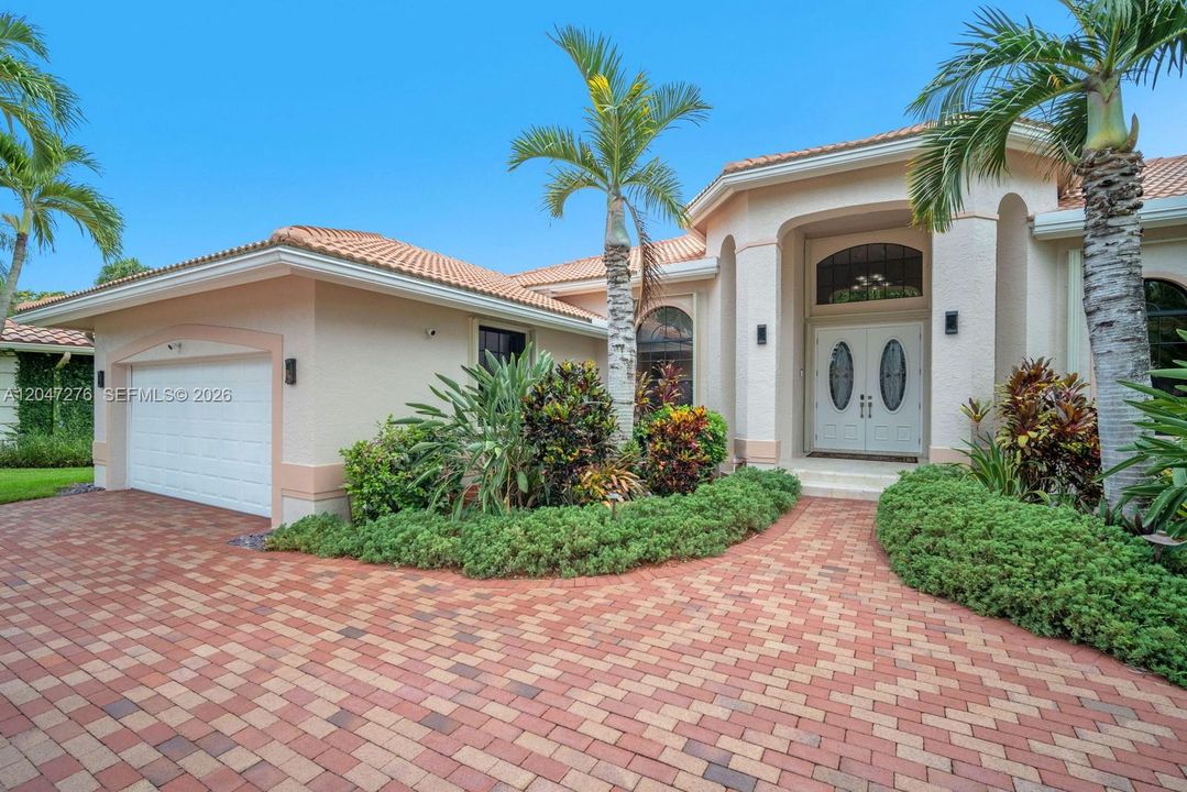 For Sale: $2,100,000 (5 beds, 3 baths, 4828 Square Feet)