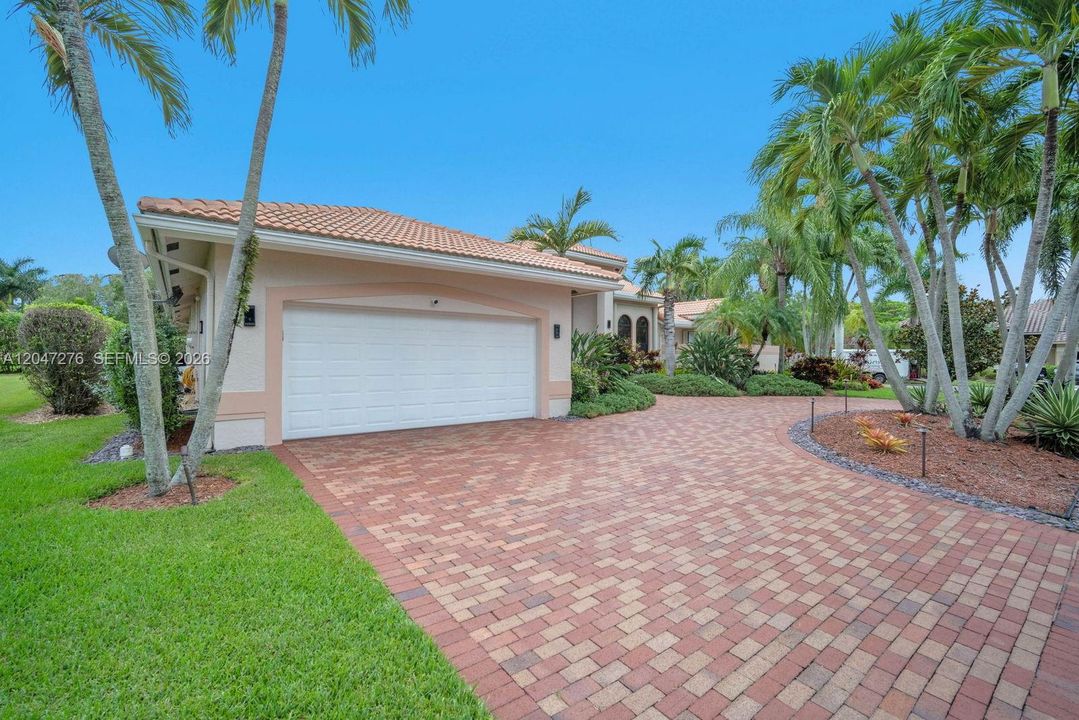 For Sale: $2,100,000 (5 beds, 3 baths, 4828 Square Feet)