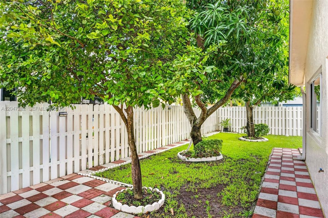 For Sale: $579,000 (4 beds, 2 baths, 1594 Square Feet)