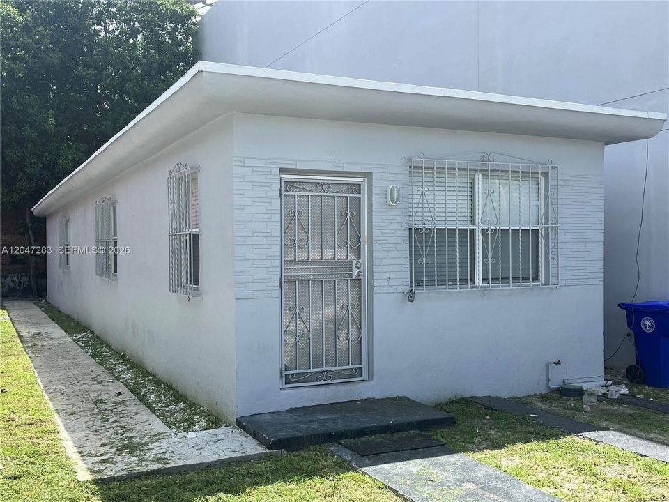 For Sale: $899,000 (4 beds, 1 baths, 1065 Square Feet)