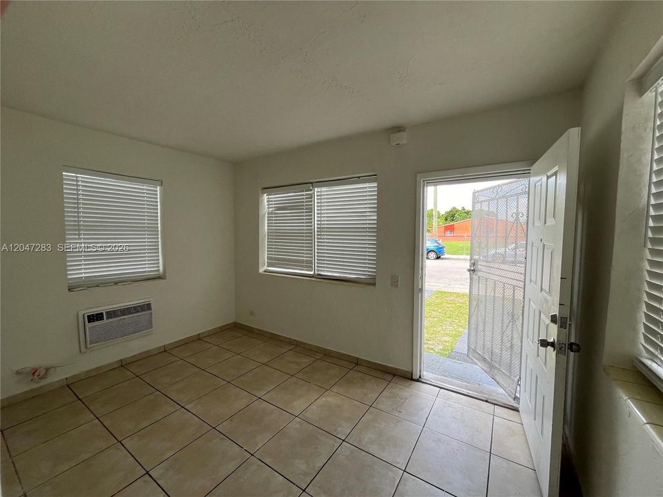 For Sale: $899,000 (4 beds, 1 baths, 1065 Square Feet)