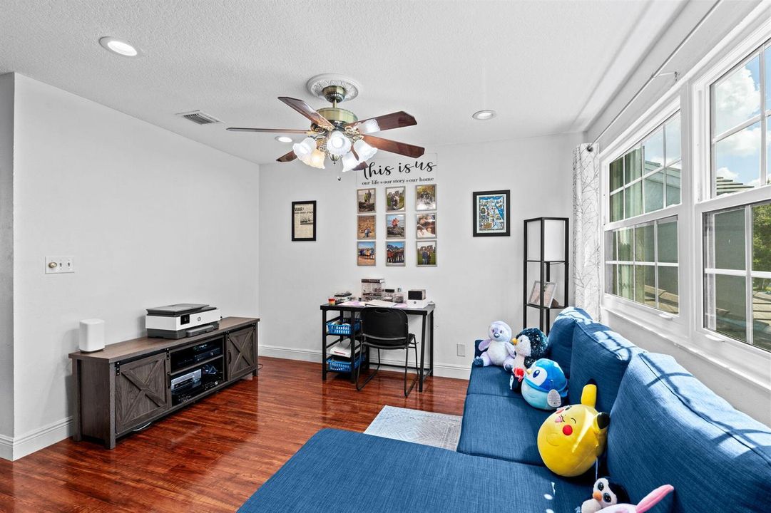 33-web-or-mls-A7409706