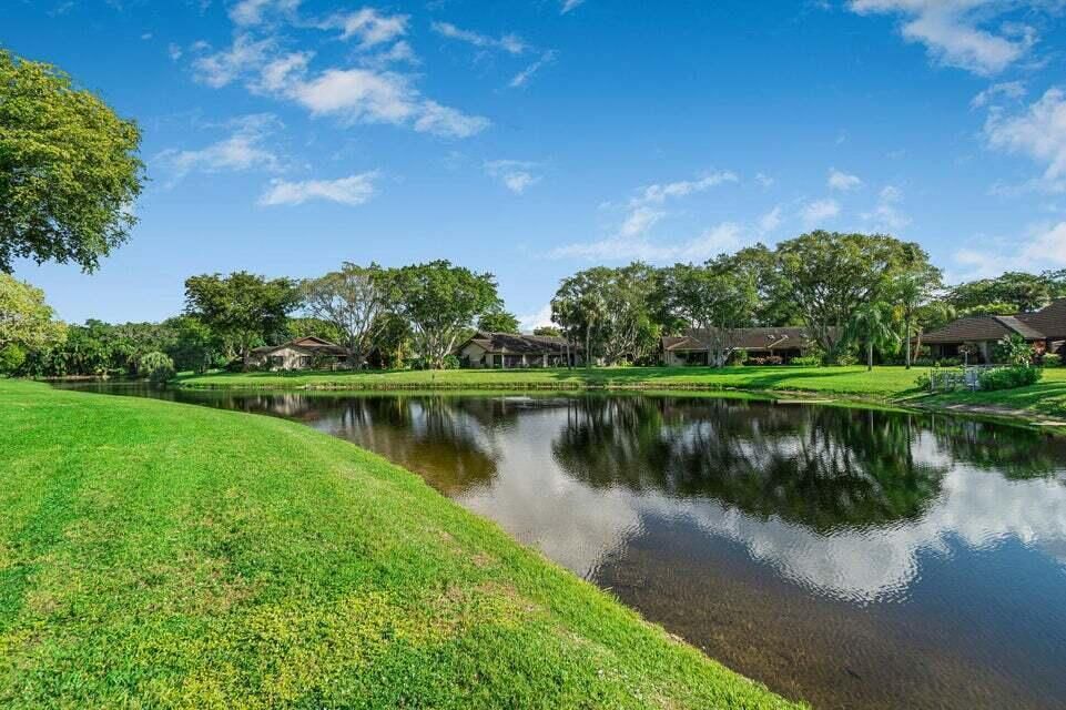 STUNNING LAKE VIEW