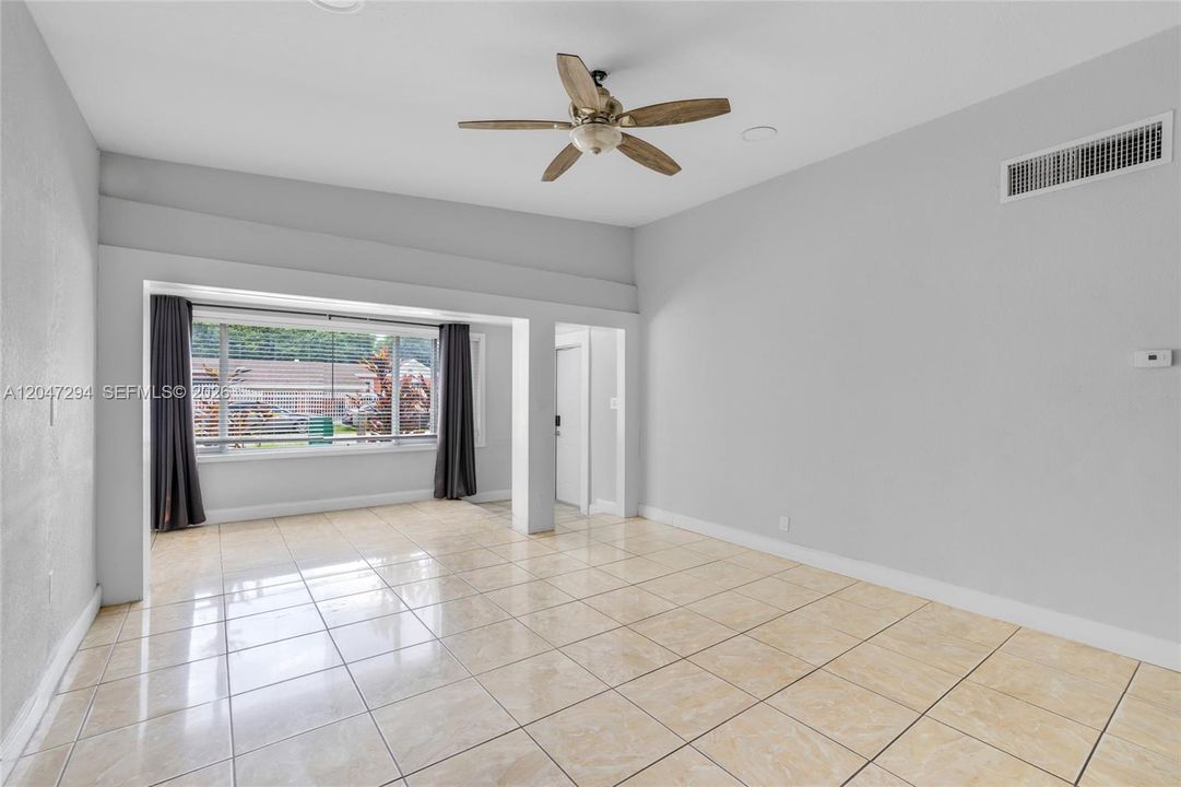 En Venta: $633,000 (8 camas, 4 baños, 2451 Pies cuadrados)
