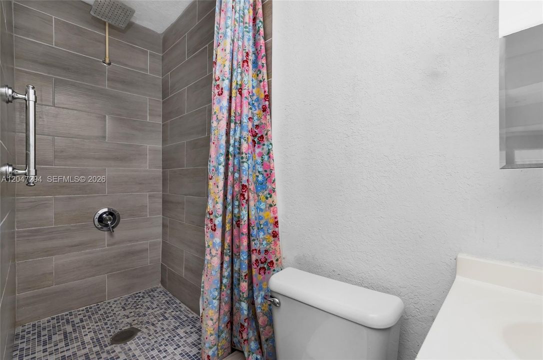 En Venta: $633,000 (8 camas, 4 baños, 2451 Pies cuadrados)