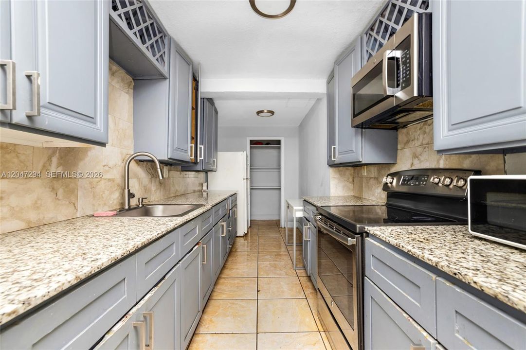 En Venta: $633,000 (8 camas, 4 baños, 2451 Pies cuadrados)