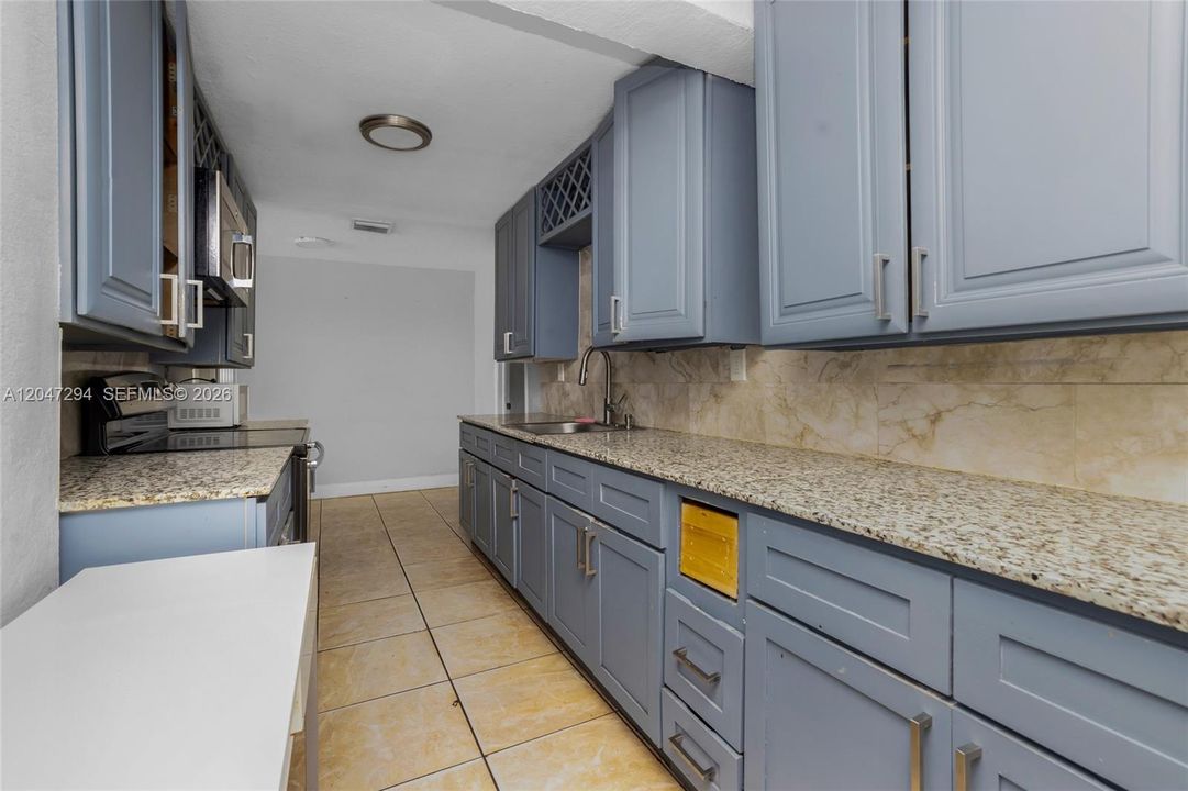 En Venta: $633,000 (8 camas, 4 baños, 2451 Pies cuadrados)
