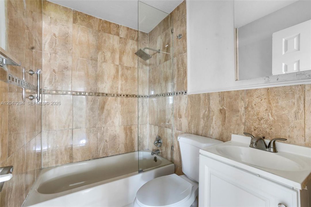 En Venta: $633,000 (8 camas, 4 baños, 2451 Pies cuadrados)