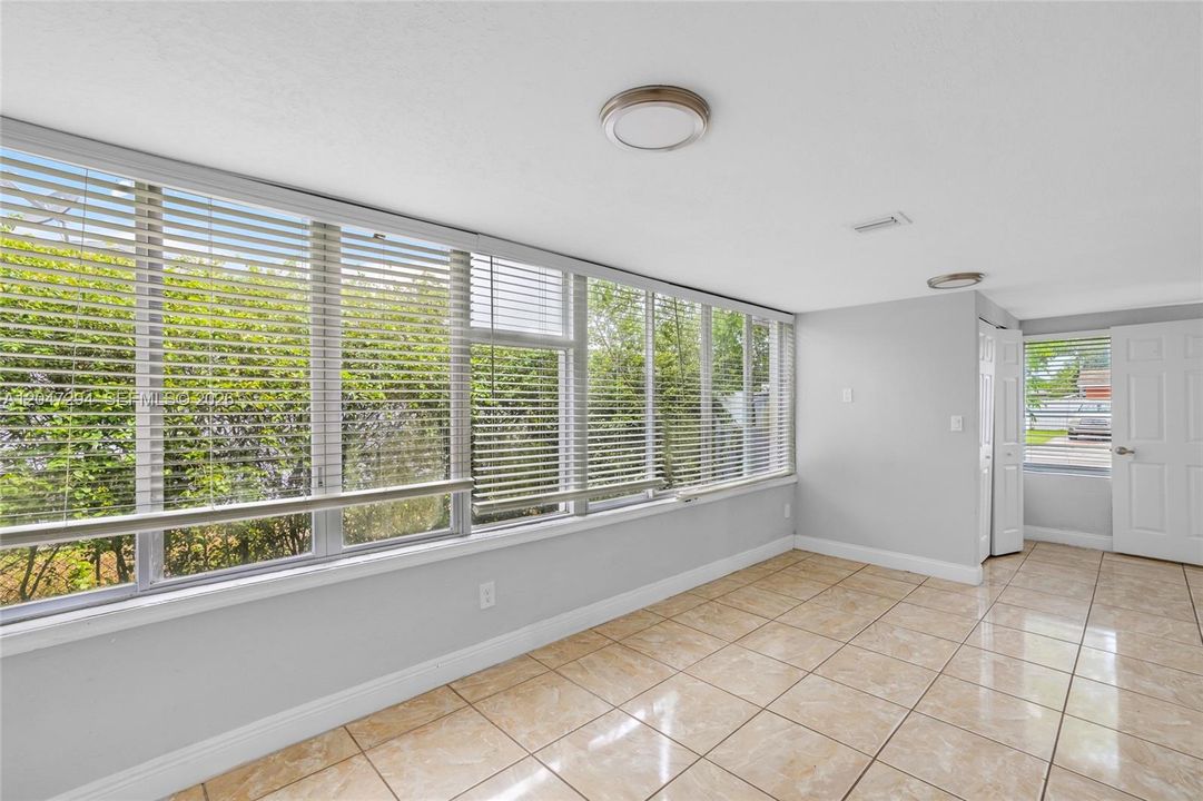 En Venta: $633,000 (8 camas, 4 baños, 2451 Pies cuadrados)