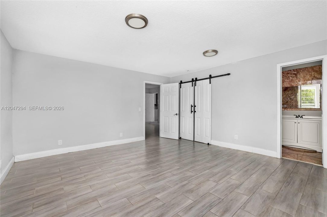 En Venta: $633,000 (8 camas, 4 baños, 2451 Pies cuadrados)