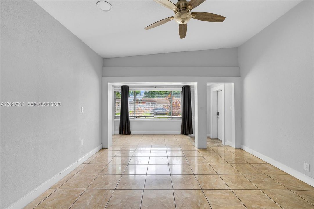 En Venta: $633,000 (8 camas, 4 baños, 2451 Pies cuadrados)