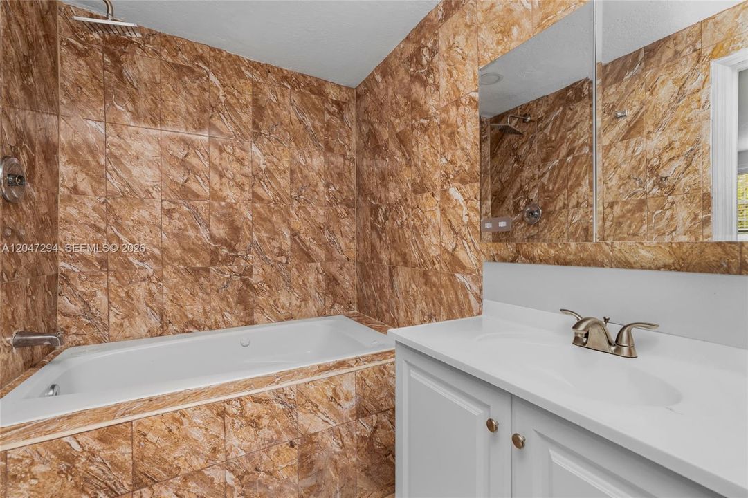 En Venta: $633,000 (8 camas, 4 baños, 2451 Pies cuadrados)
