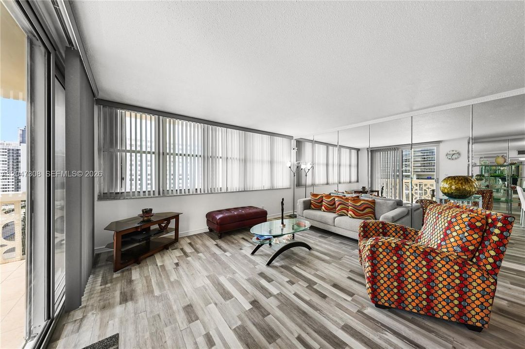 待售: $350,000 (2 贝兹, 2 浴室, 1176 平方英尺)