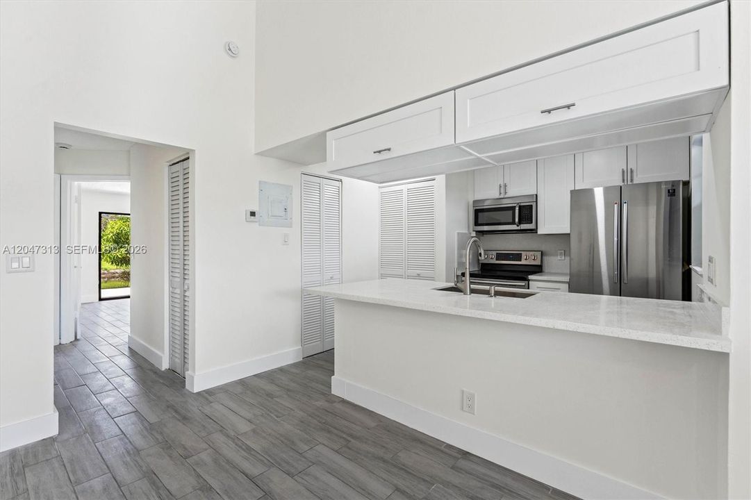 For Rent: $2,700 (2 beds, 2 baths, 917 Square Feet)