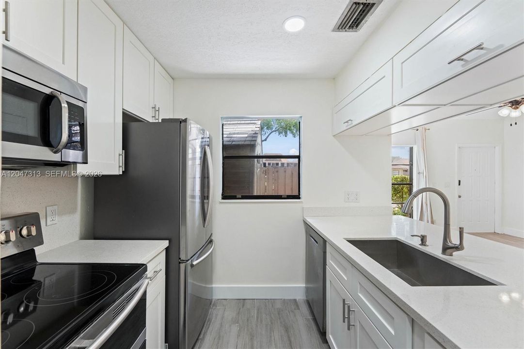 For Rent: $2,700 (2 beds, 2 baths, 917 Square Feet)