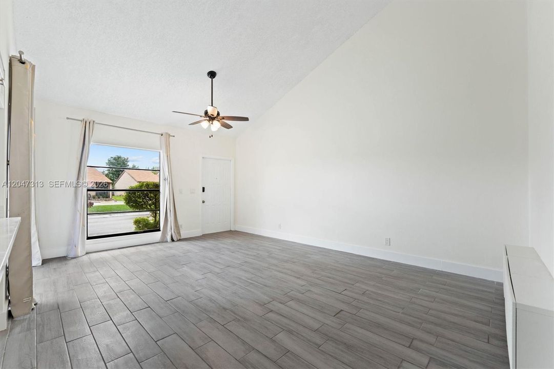 For Rent: $2,700 (2 beds, 2 baths, 917 Square Feet)