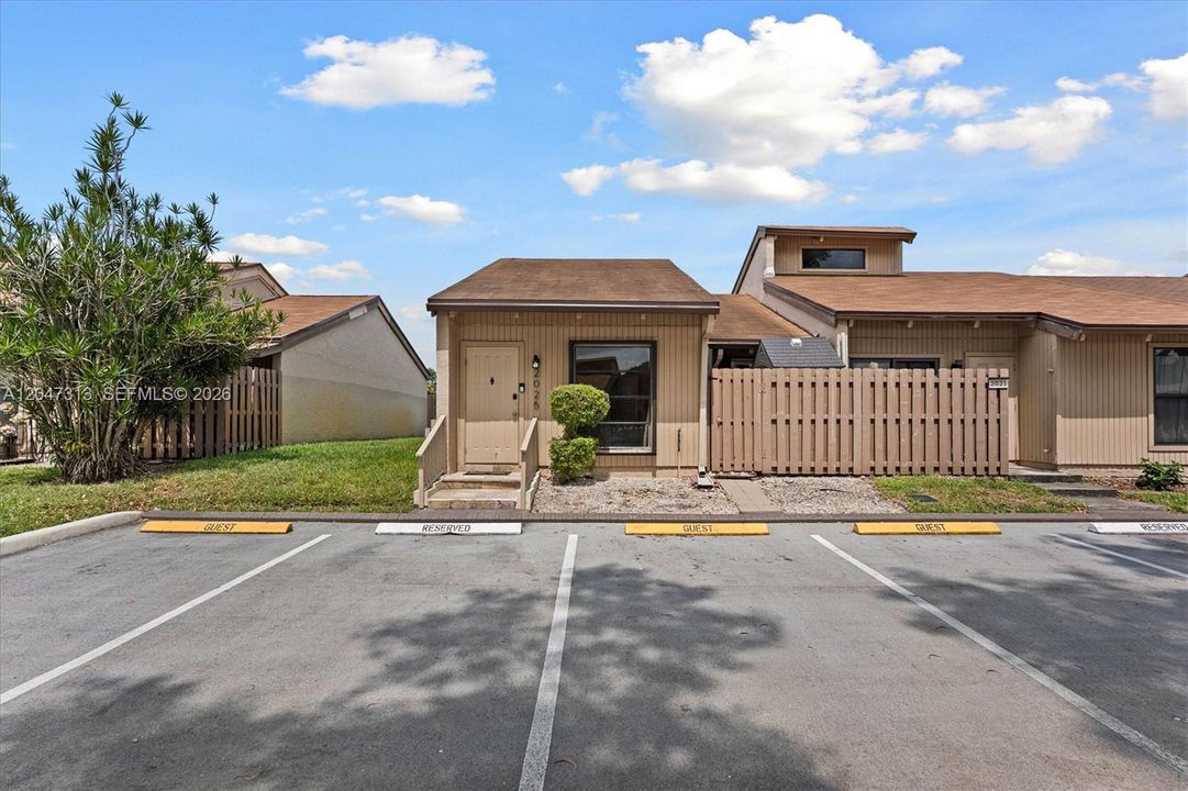 For Rent: $2,700 (2 beds, 2 baths, 917 Square Feet)