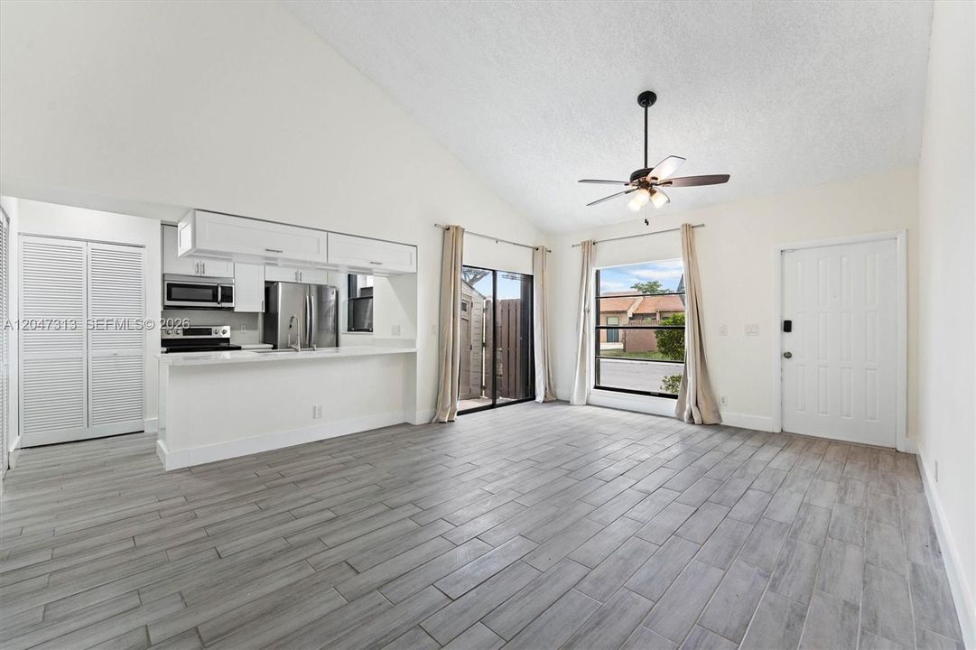 For Rent: $2,700 (2 beds, 2 baths, 917 Square Feet)
