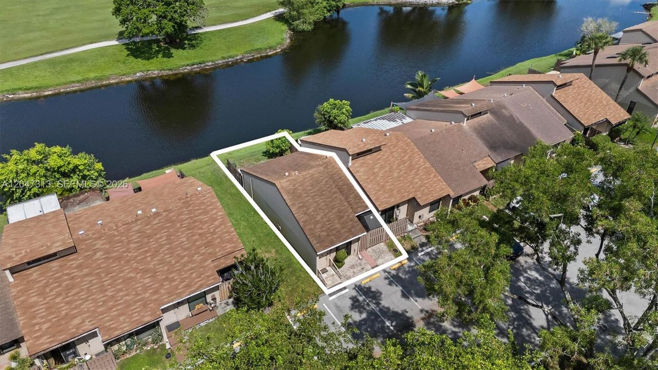 For Rent: $2,700 (2 beds, 2 baths, 917 Square Feet)