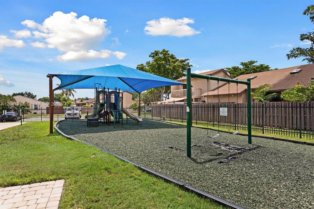 For Rent: $2,700 (2 beds, 2 baths, 917 Square Feet)