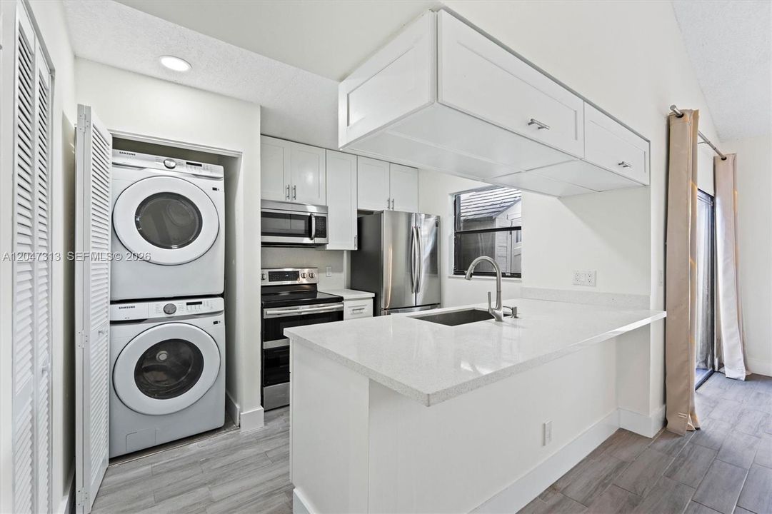 For Rent: $2,700 (2 beds, 2 baths, 917 Square Feet)