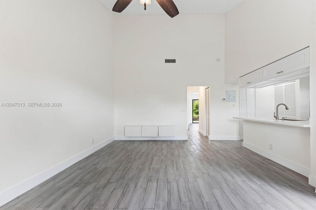 For Rent: $2,700 (2 beds, 2 baths, 917 Square Feet)