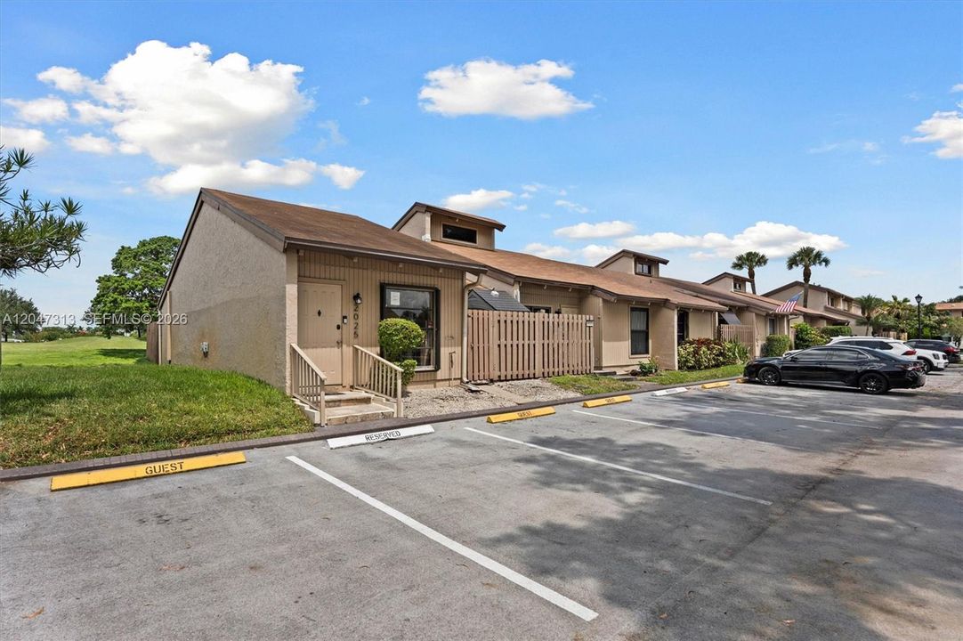 For Rent: $2,700 (2 beds, 2 baths, 917 Square Feet)