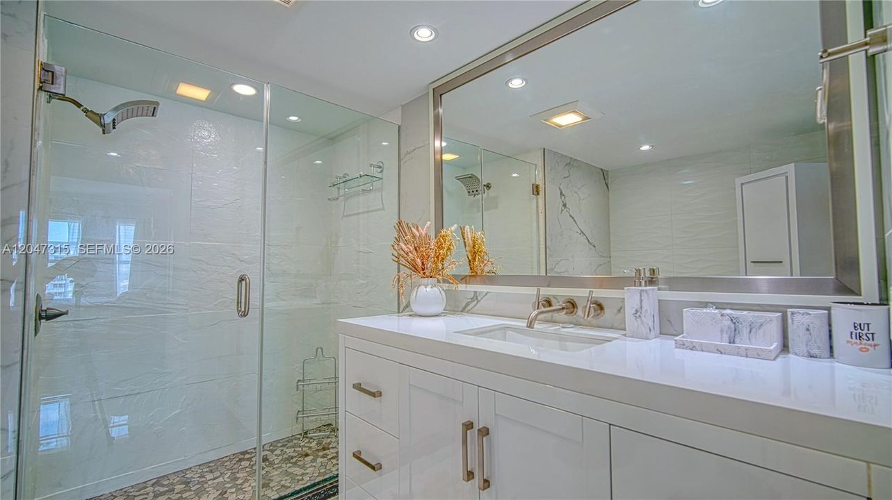 For Rent: $3,300 (1 beds, 1 baths, 1000 Square Feet)