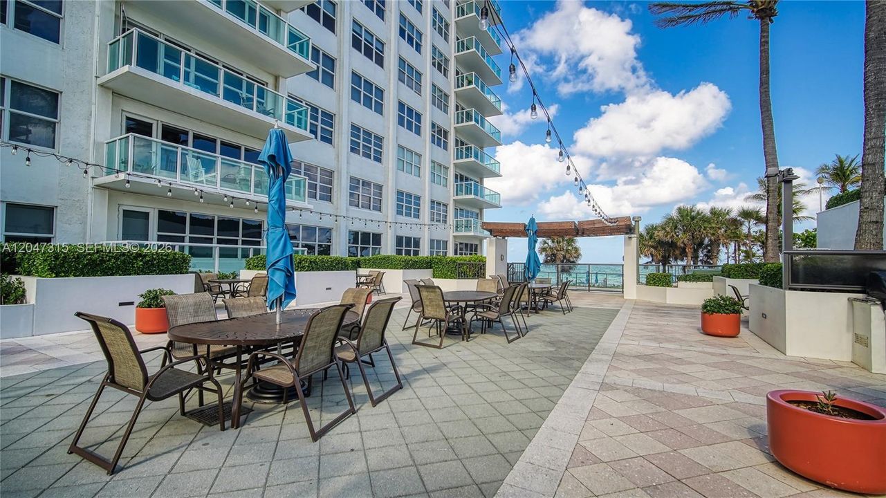 For Rent: $3,300 (1 beds, 1 baths, 1000 Square Feet)