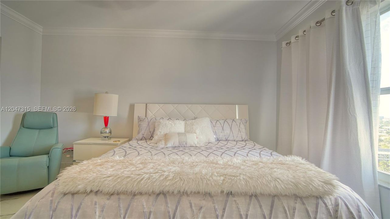 For Rent: $3,300 (1 beds, 1 baths, 1000 Square Feet)