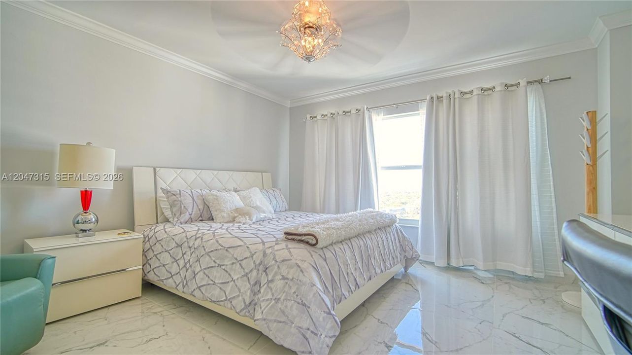 For Rent: $3,300 (1 beds, 1 baths, 1000 Square Feet)