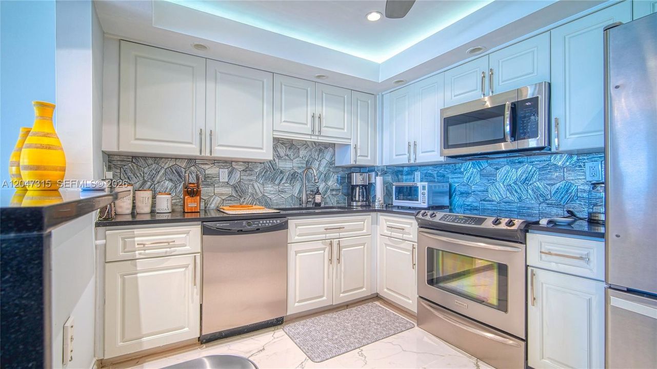 For Rent: $3,300 (1 beds, 1 baths, 1000 Square Feet)