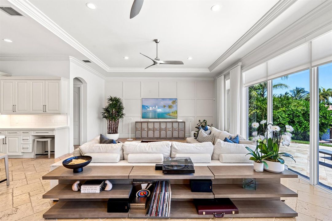 FAMILY_ROOM_STRAIGHT