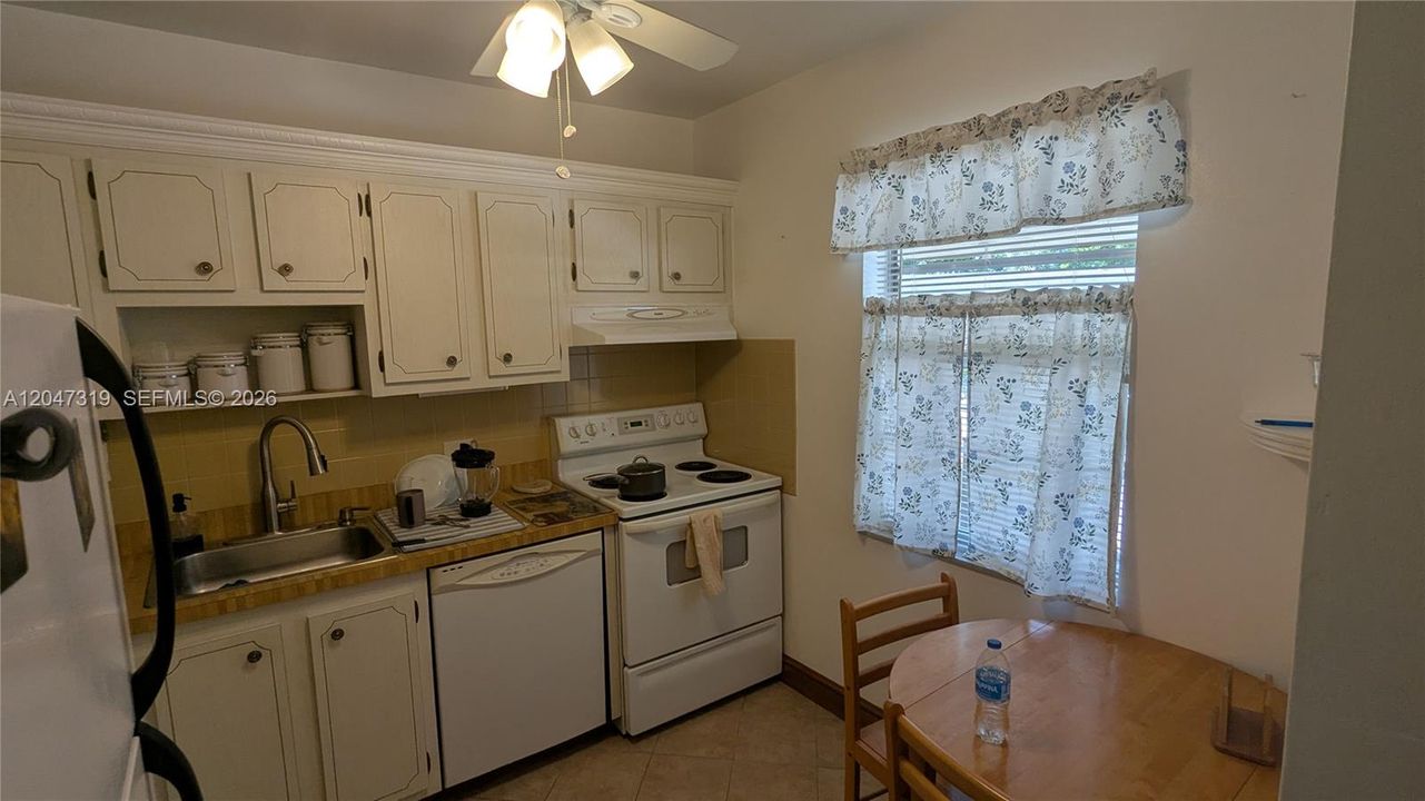 For Sale: $115,000 (2 beds, 2 baths, 990 Square Feet)