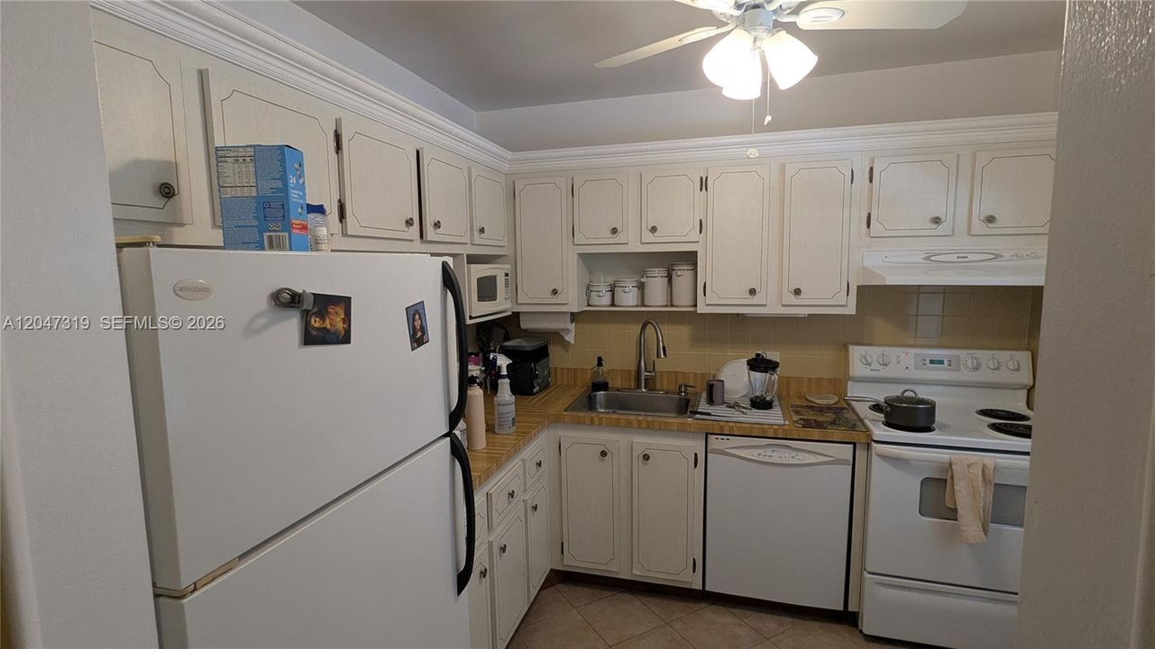 For Sale: $115,000 (2 beds, 2 baths, 990 Square Feet)