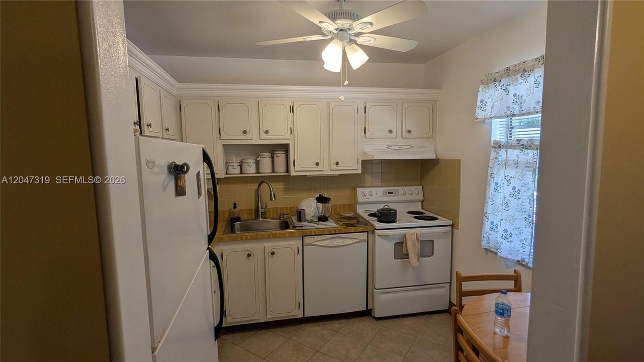 For Sale: $115,000 (2 beds, 2 baths, 990 Square Feet)