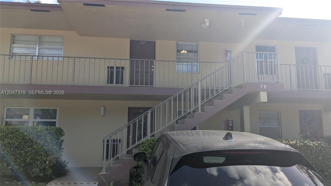 For Sale: $115,000 (2 beds, 2 baths, 990 Square Feet)