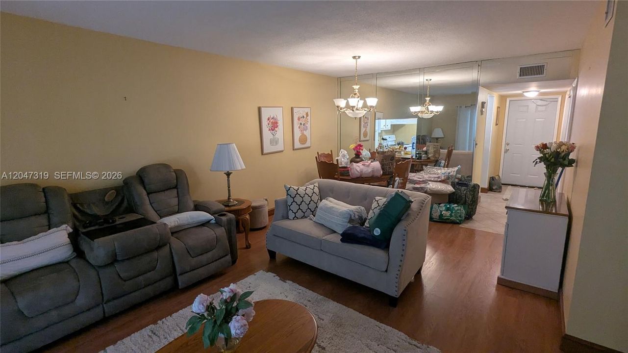 For Sale: $115,000 (2 beds, 2 baths, 990 Square Feet)