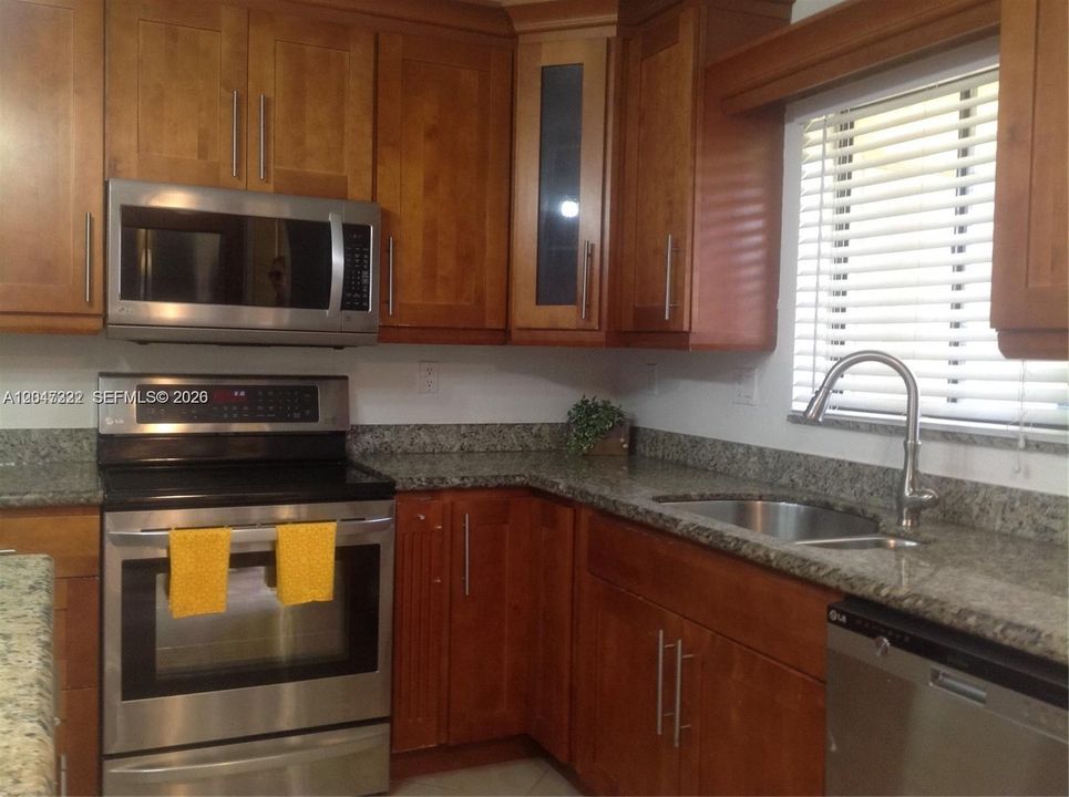 For Rent: $2,300 (2 beds, 2 baths, 946 Square Feet)