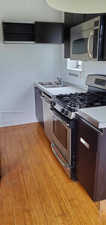 For Sale: $490,000 (2 beds, 2 baths, 846 Square Feet)