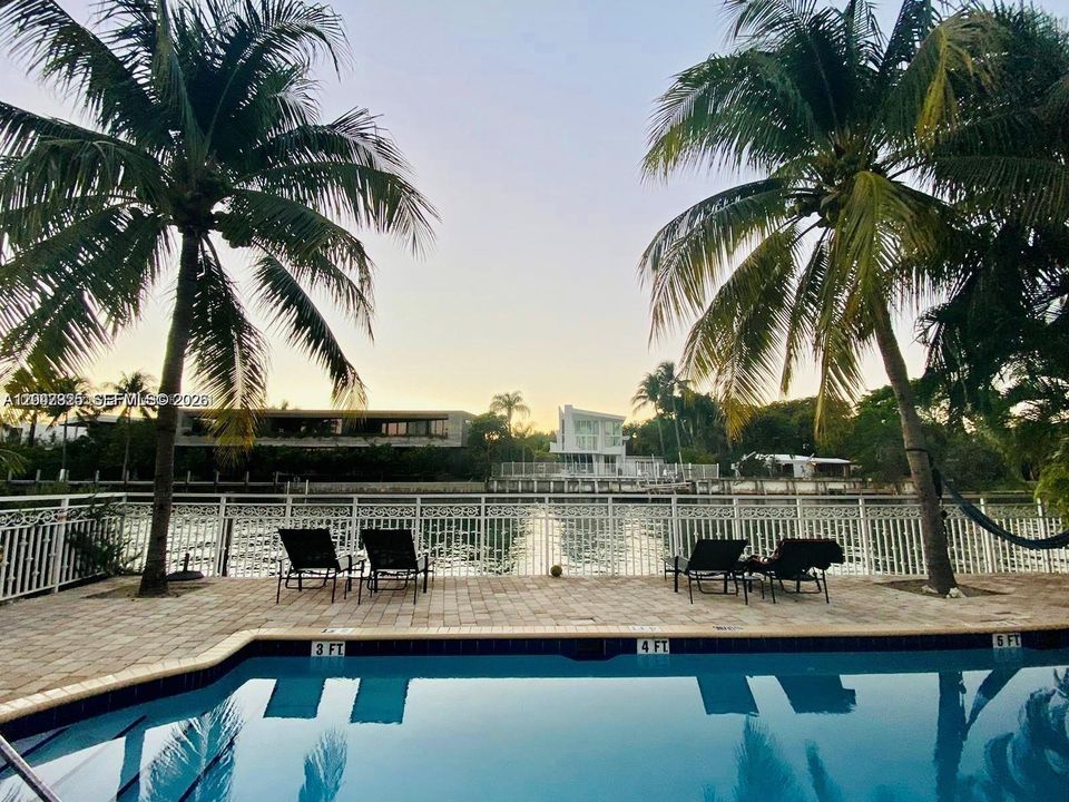 For Sale: $490,000 (2 beds, 2 baths, 846 Square Feet)
