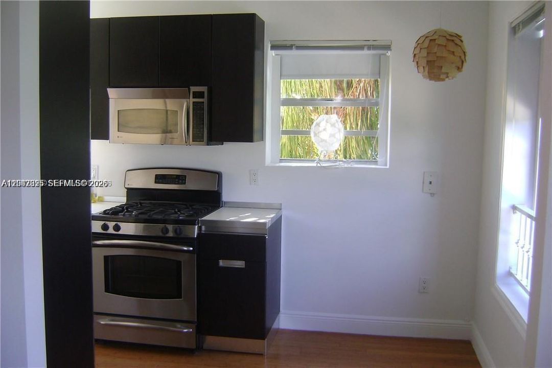 For Sale: $490,000 (2 beds, 2 baths, 846 Square Feet)