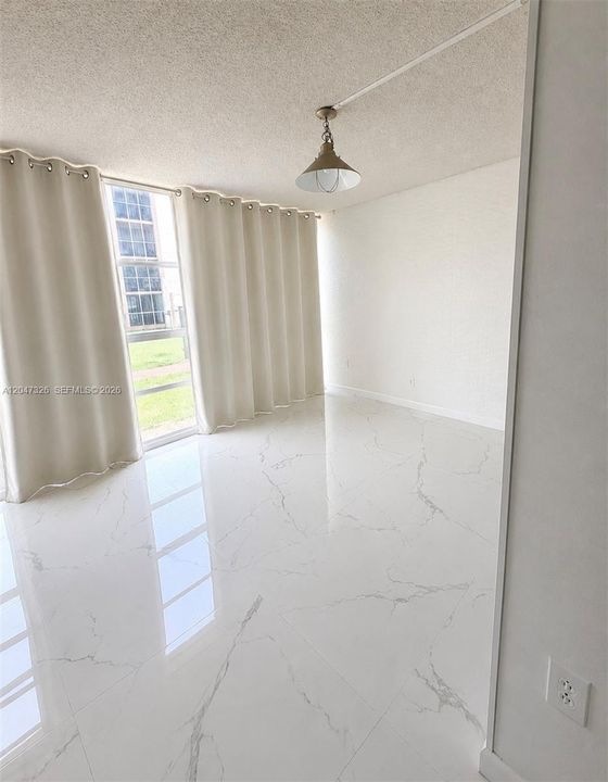 For Sale: $209,900 (1 beds, 1 baths, 924 Square Feet)