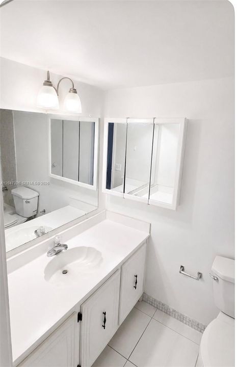 For Sale: $209,900 (1 beds, 1 baths, 924 Square Feet)