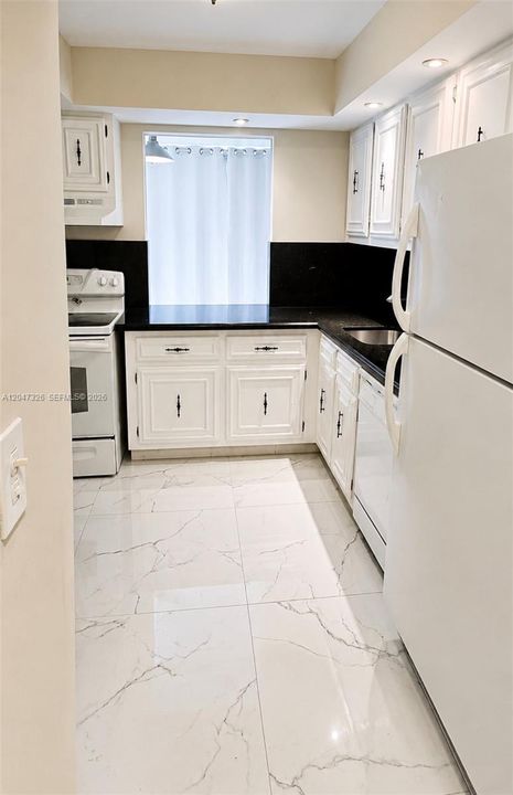 For Sale: $209,900 (1 beds, 1 baths, 924 Square Feet)