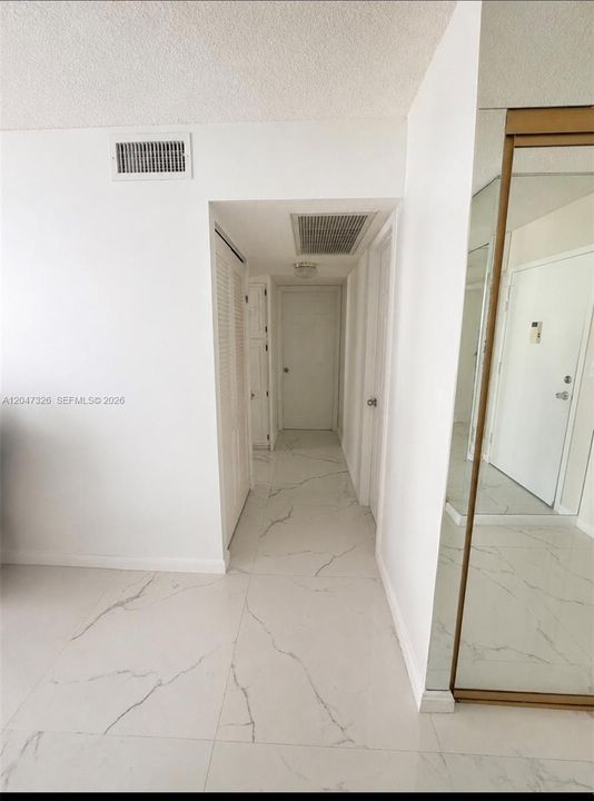 For Sale: $209,900 (1 beds, 1 baths, 924 Square Feet)
