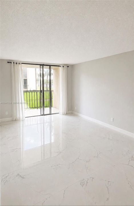 For Sale: $209,900 (1 beds, 1 baths, 924 Square Feet)