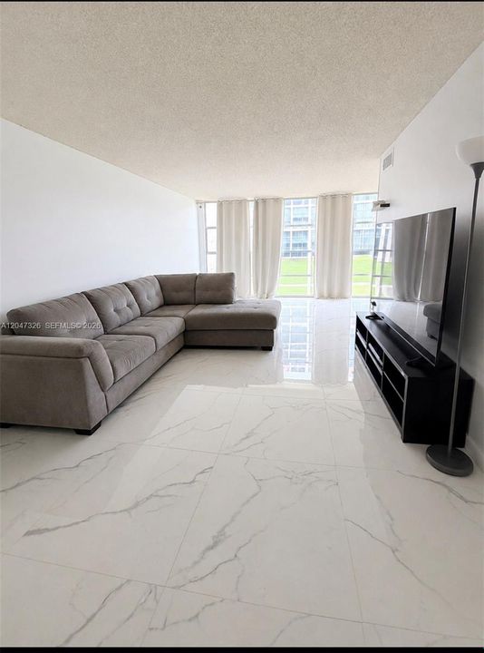 For Sale: $209,900 (1 beds, 1 baths, 924 Square Feet)