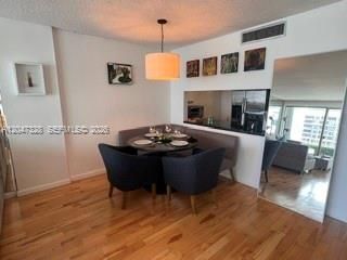 For Rent: $4,000 (1 beds, 1 baths, 895 Square Feet)